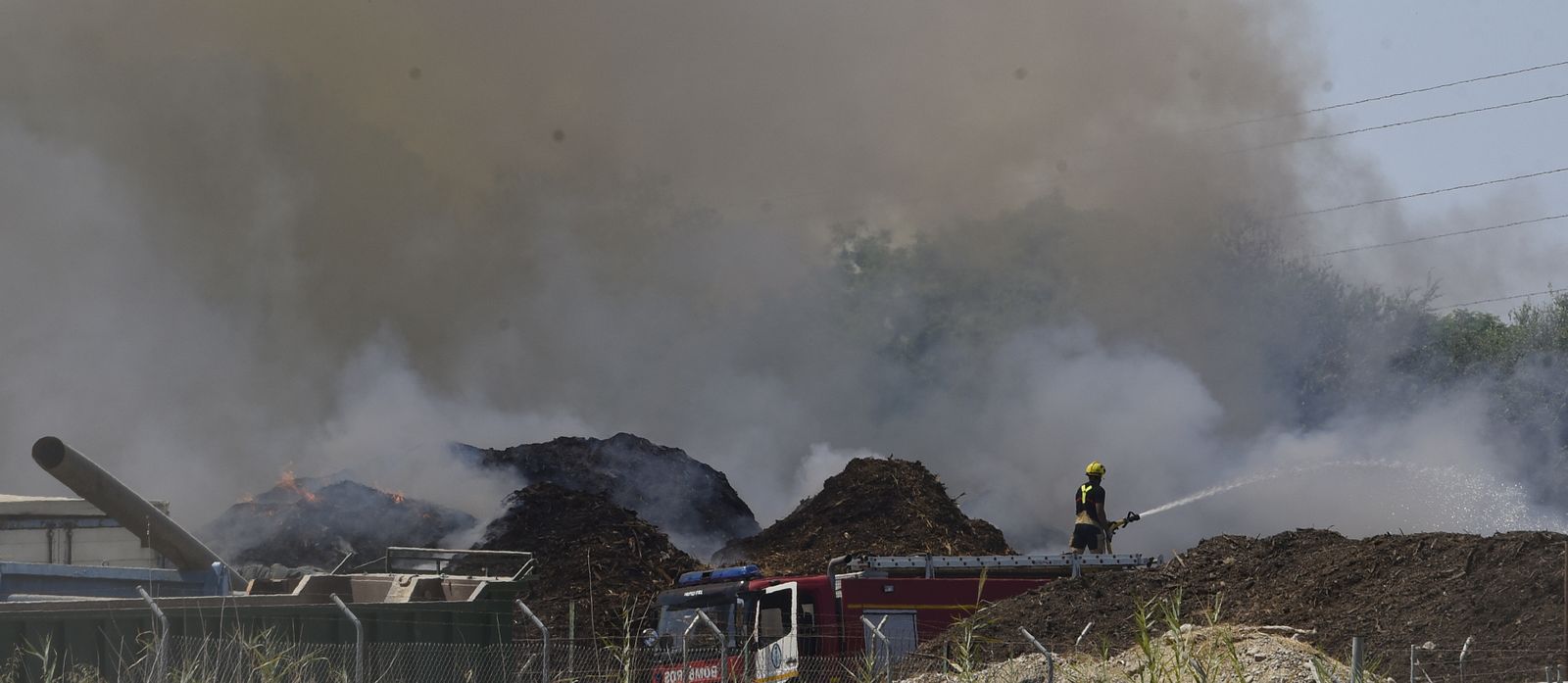 Bomberos de Sevilla extinguen un incendio en una empresa residuos vegetales
