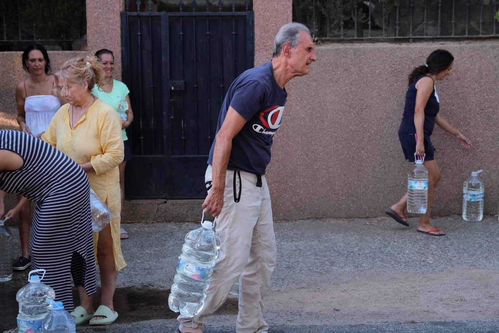Los camiones cisterna de Emacsa ya abastecen a los vecinos de Las Jaras, en imágenes