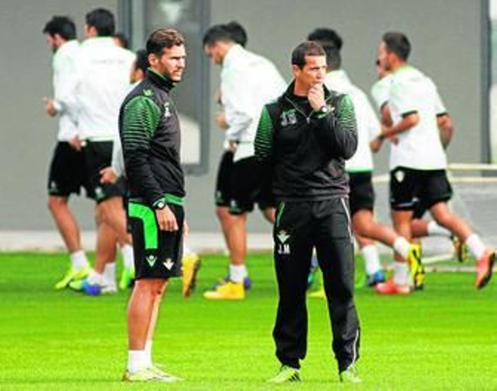 Juan Merino, junto a Capi, en un entrenamiento del equipo verdiblanco.