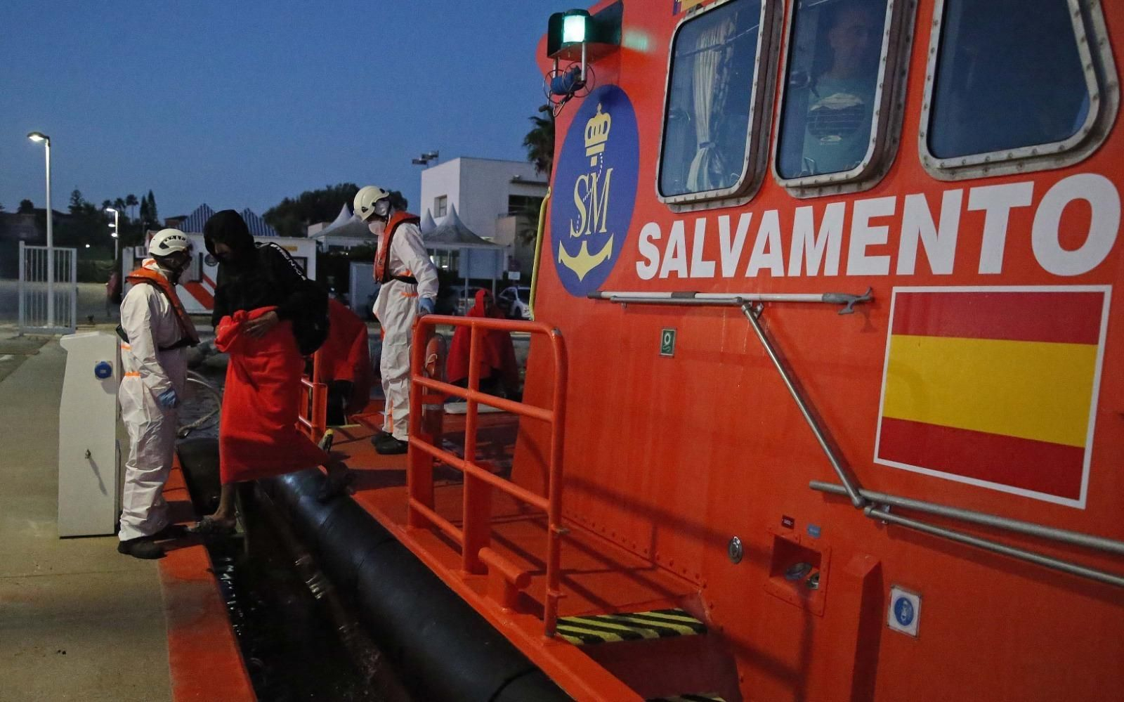 Uno de los migrantes desembarca en el Puerto de Algeciras.