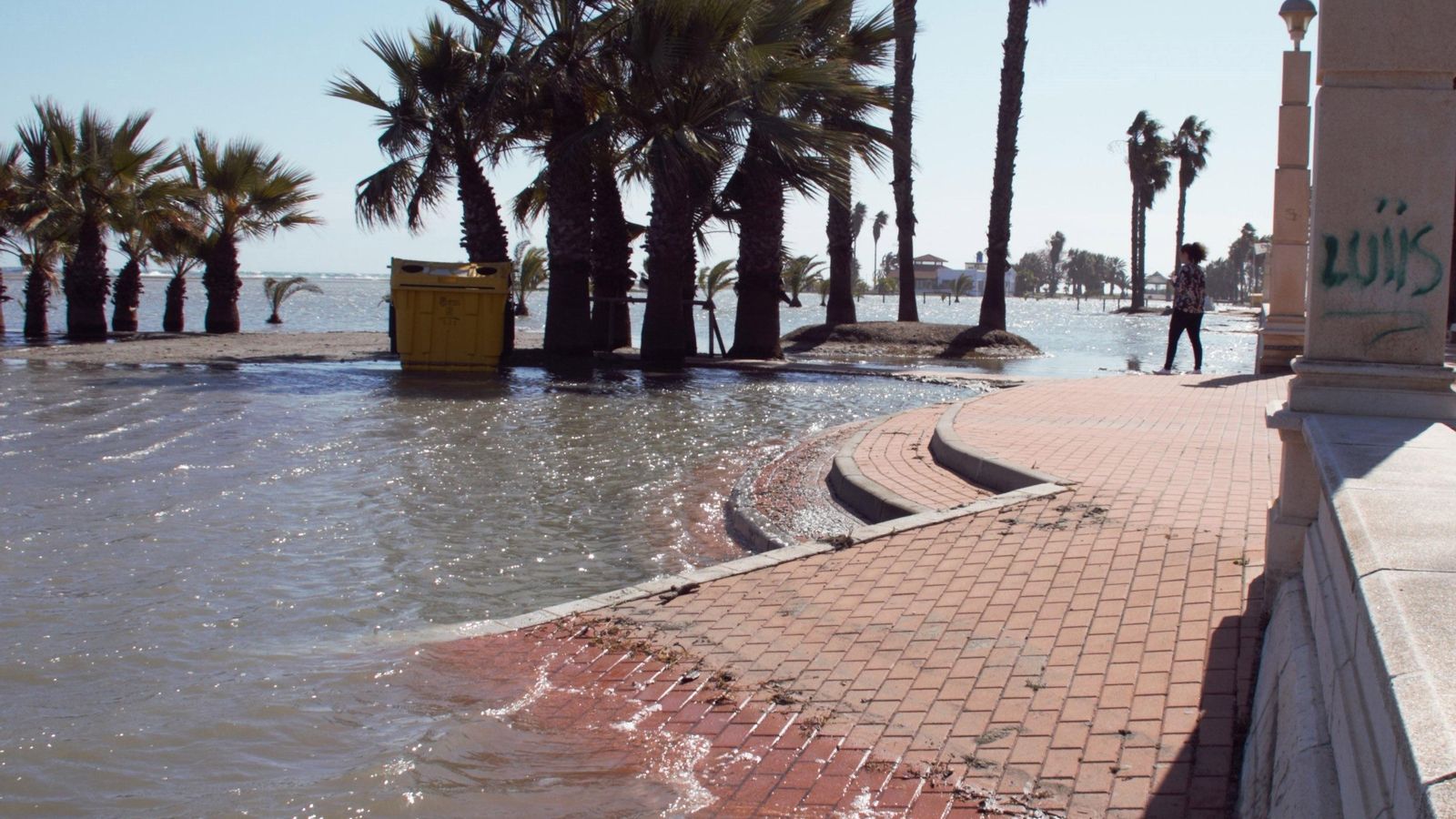 Destrozos en Playa Granada