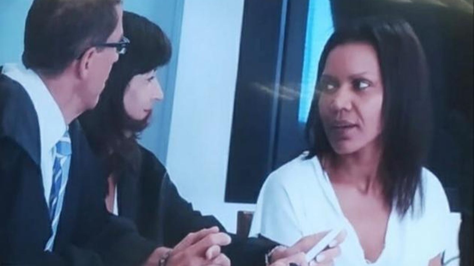 Ana Julia Quezada junto a sus abogados.