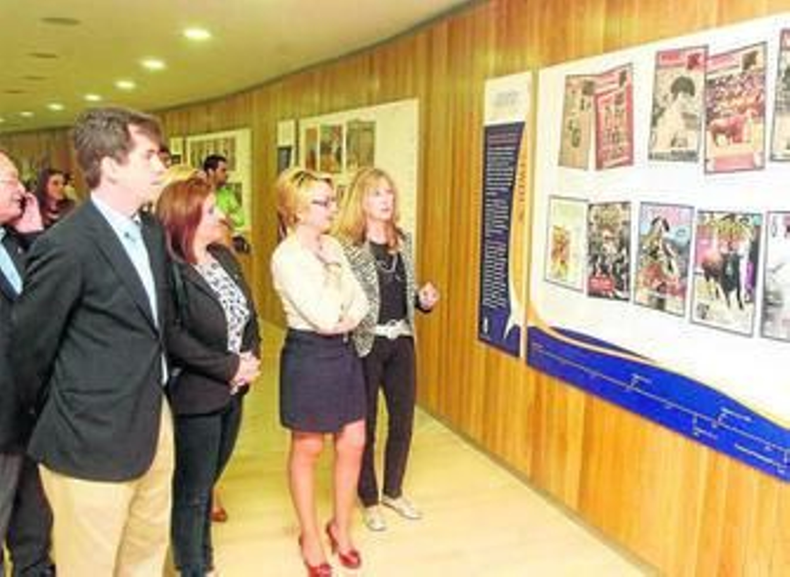 Eloisa Cabrera, María Dolores Ortega, Paqui Ruano y Víctor Zabala contemplando la exposición.