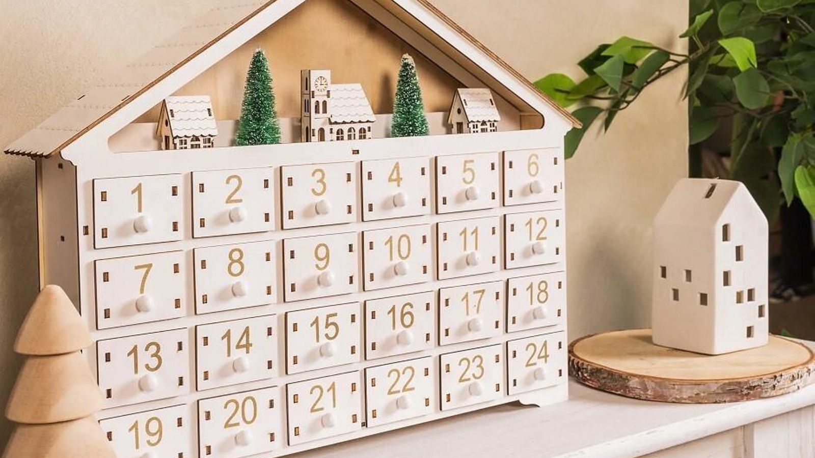 El calendario con madera e iluminación de Maisons de Monde.