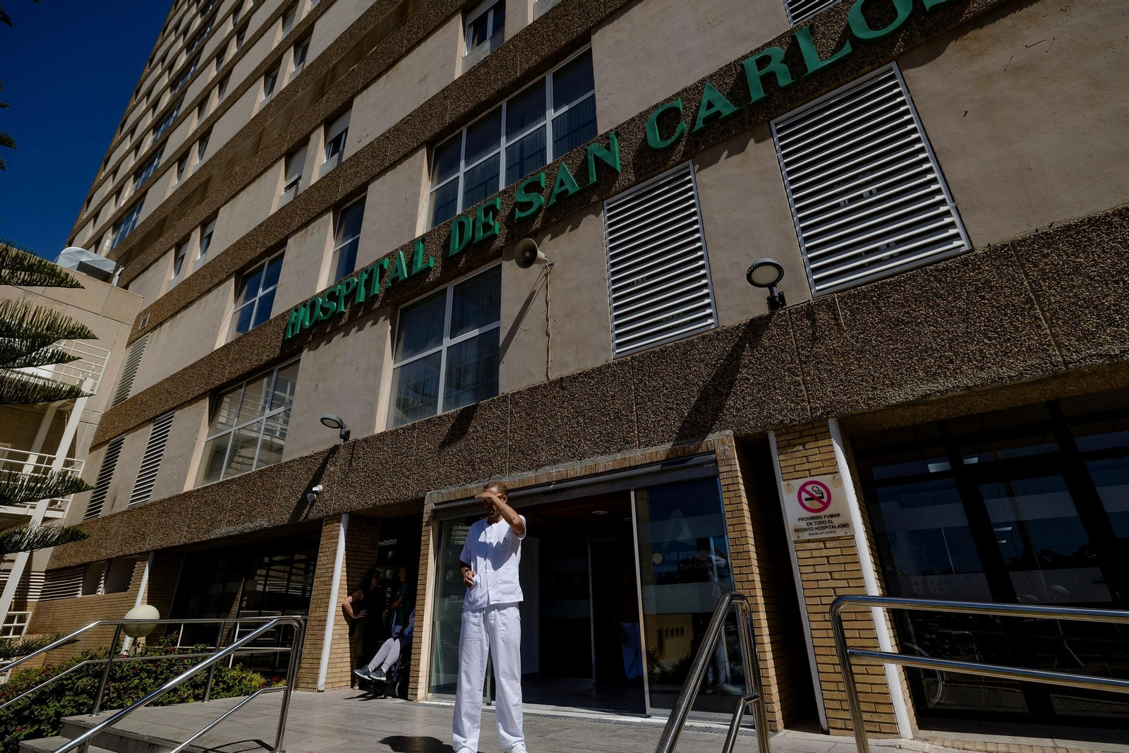 Acceso al hospital de San Carlos, en una imagen reciente.