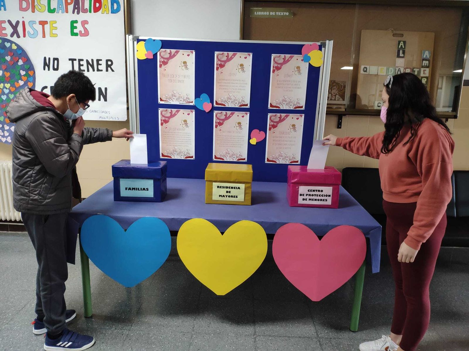 Alumnos del IES Américo Castro de Huétor Tájar depositan sus cartas de amor en los buzones