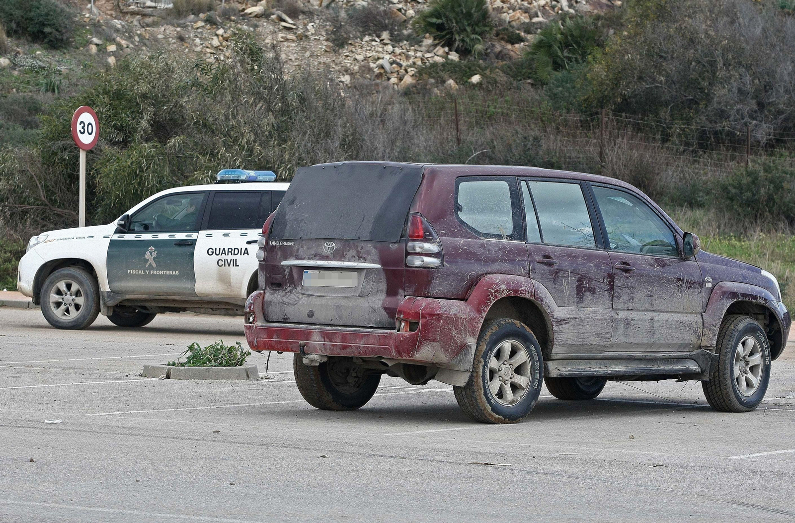 Un todoterreno patrullero de la Guardia Civil junto a otro todocamino intervenido en una operación antinarcos.