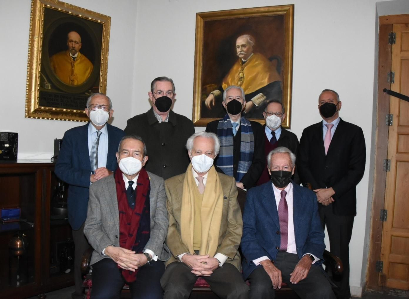 El nuevo presidente, el doctor Infantes, sentado en el centro, junto al resto de miembros de la nueva Junta Directiva.