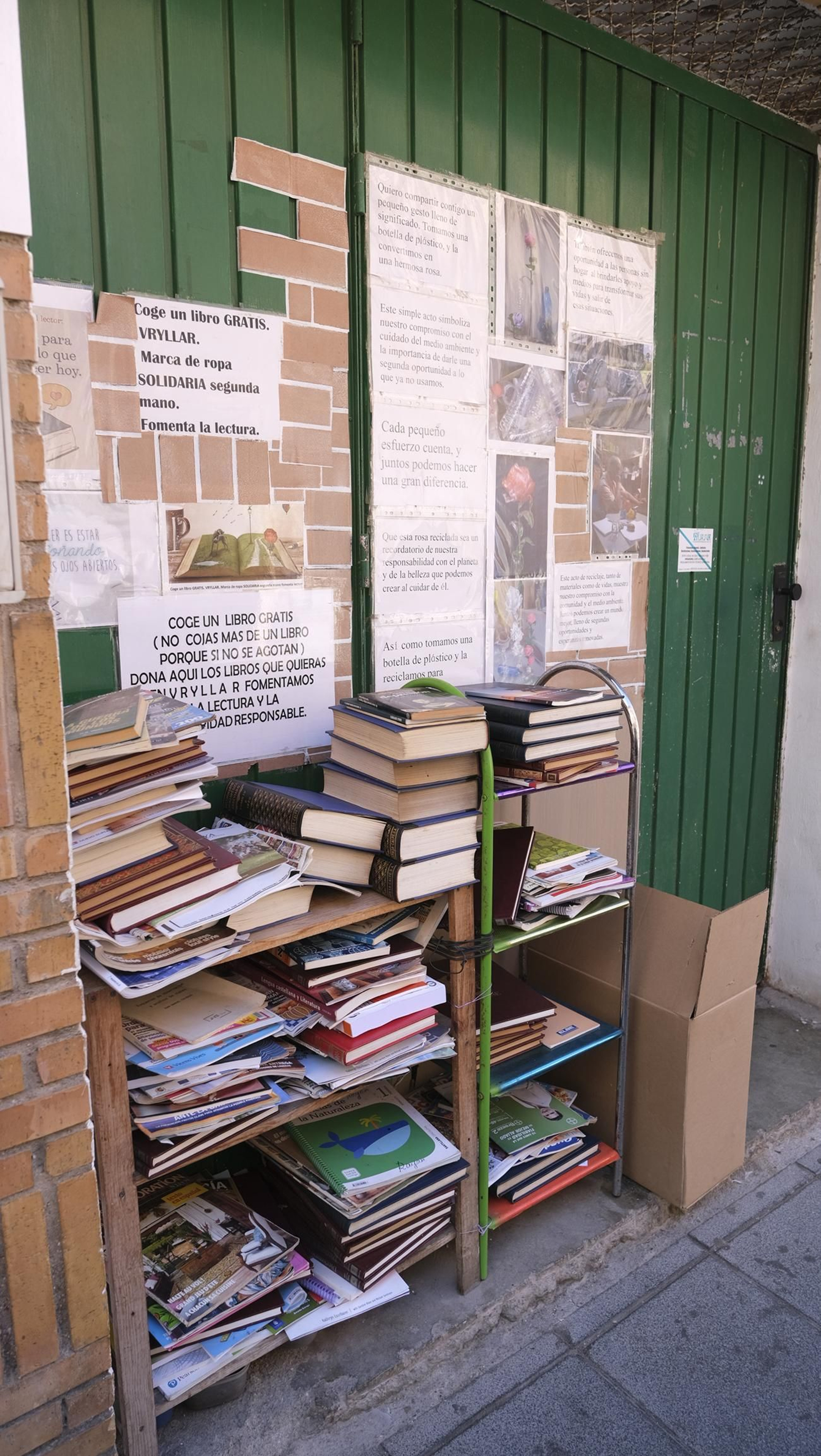 Las imágenes de la asociación que regala libros y ropa a las personas sin hogar en El Zapillo
