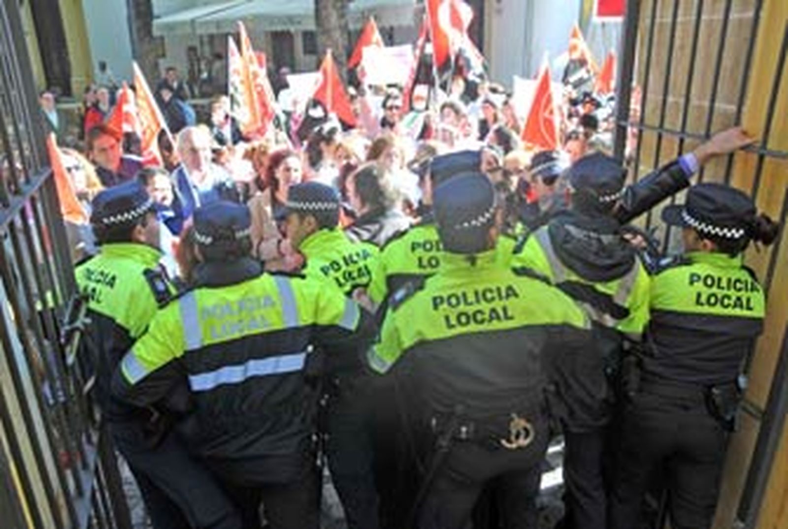 Trabajadoras de Limasa y Acasa ocupan el grupo municipal del PSOE