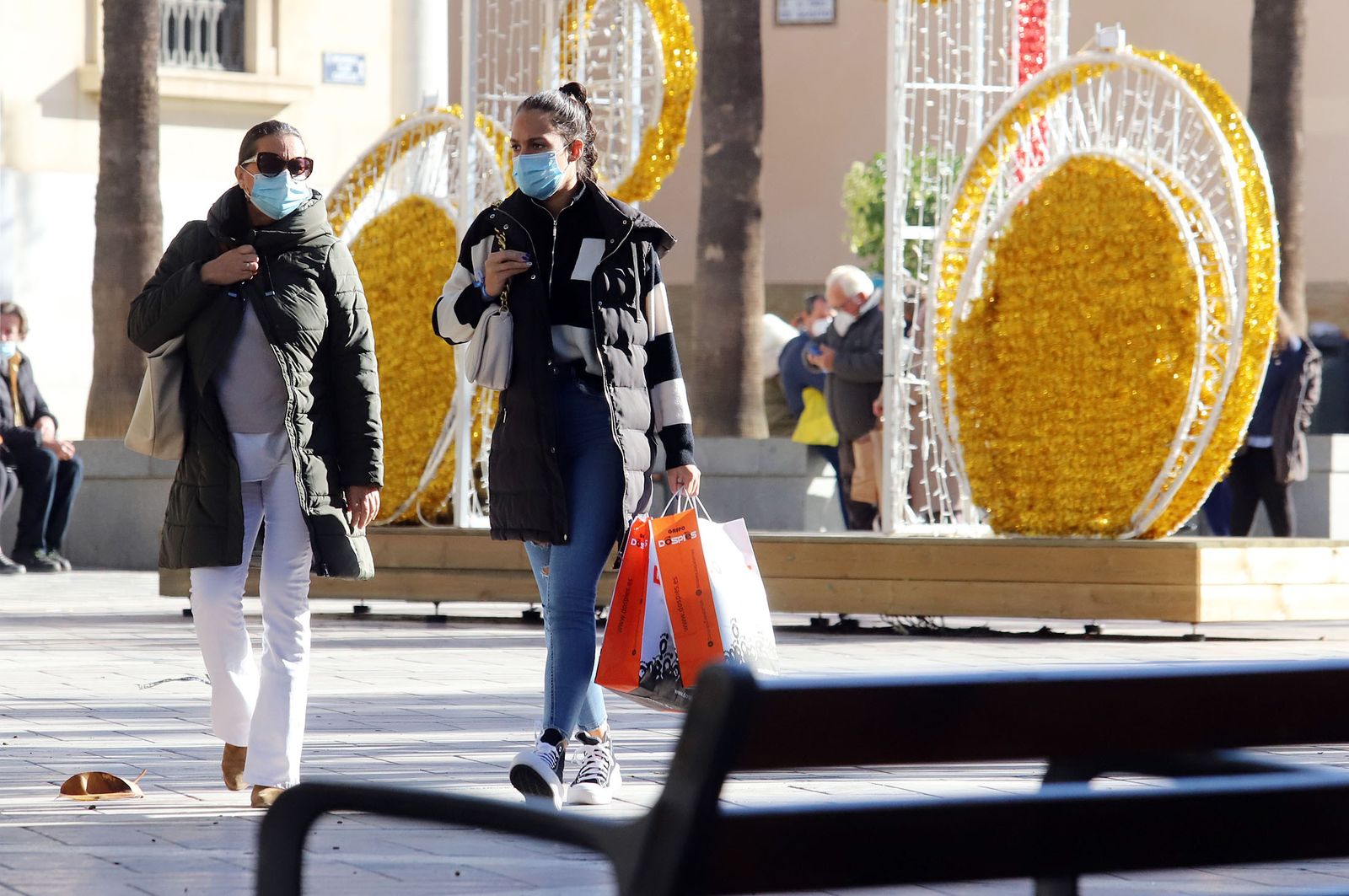 Imágenes del ambiente de rebajas por las calles del centro