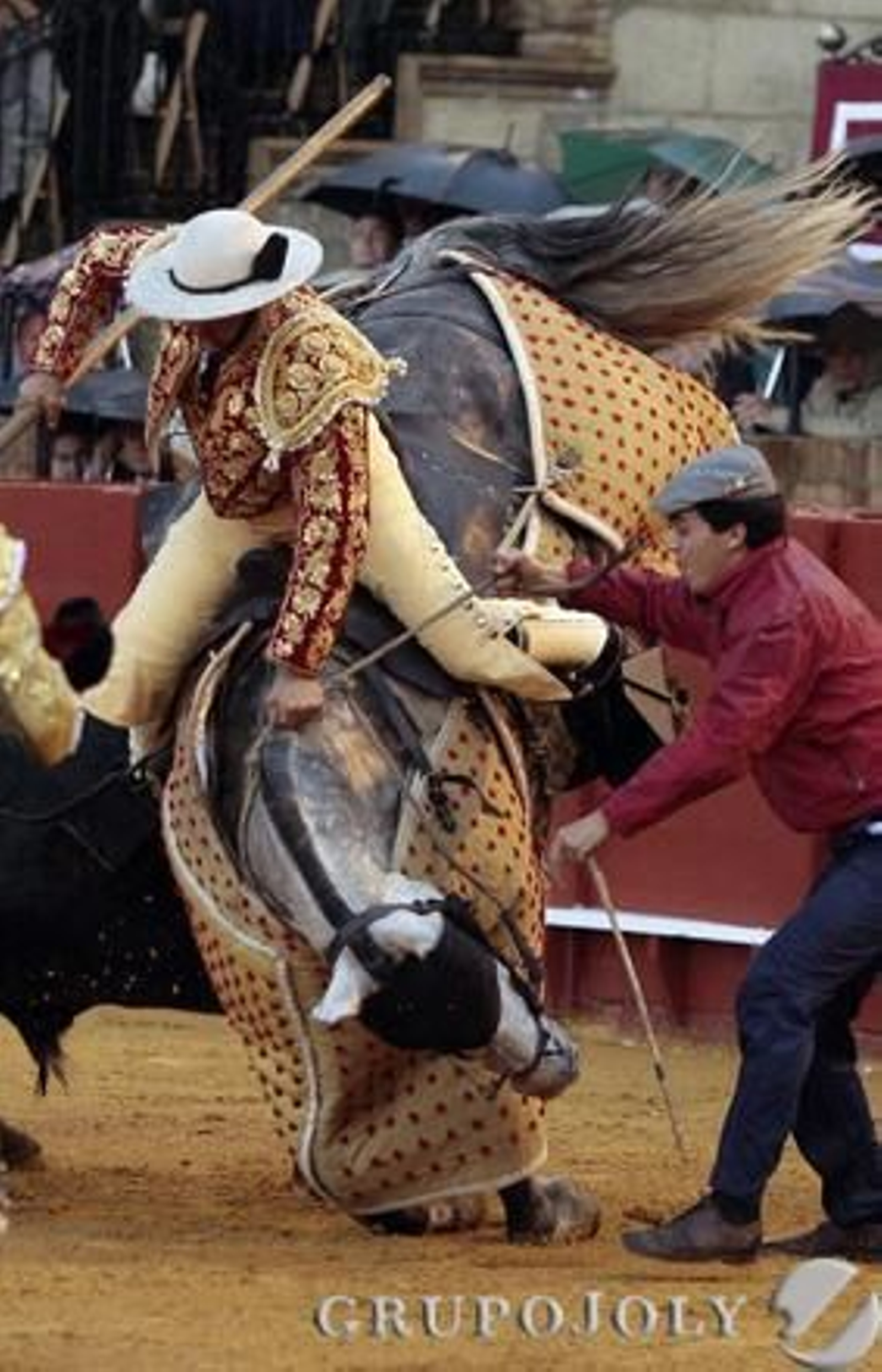 El toro embiste al caballo del picador.

Foto: Juan Carlos Muñoz