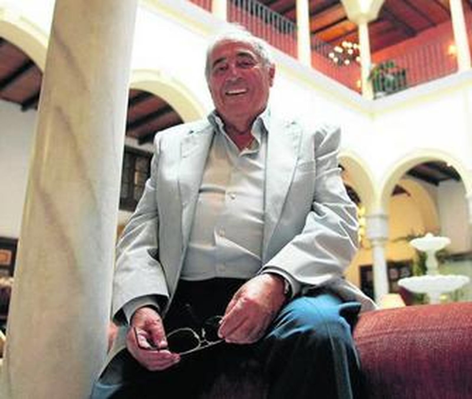 El presidente de Vincci Hoteles, Rufino Calero, en el patio del Hotel Vincci La Rábida de Sevilla.