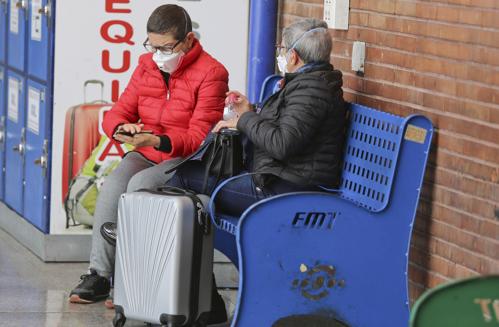 La UME desinfecta en Málaga la estación de autobuses y el puerto, en fotos