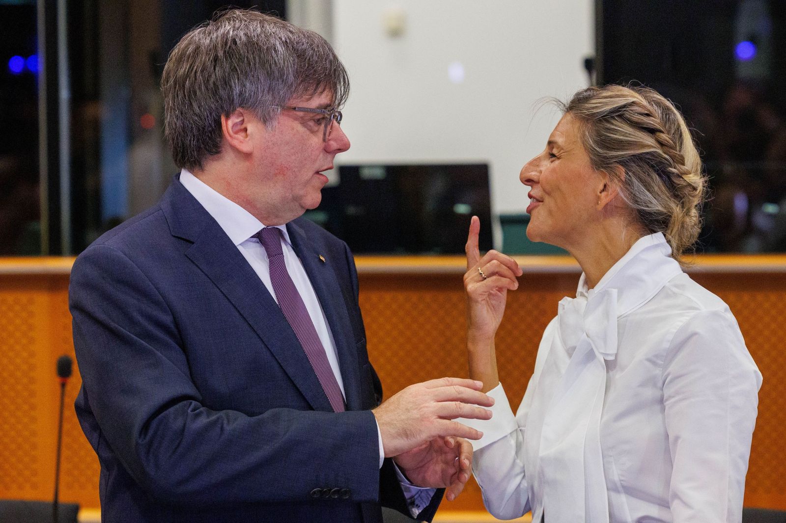 Yolanda Díaz y Carles Puigdemont conversan en el Parlamento Europeo al inicio de su reunión.