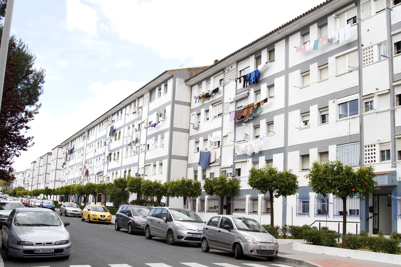 Característicos bloques de viviendas de la barriada de la Hispanidad, con las franjas grises.