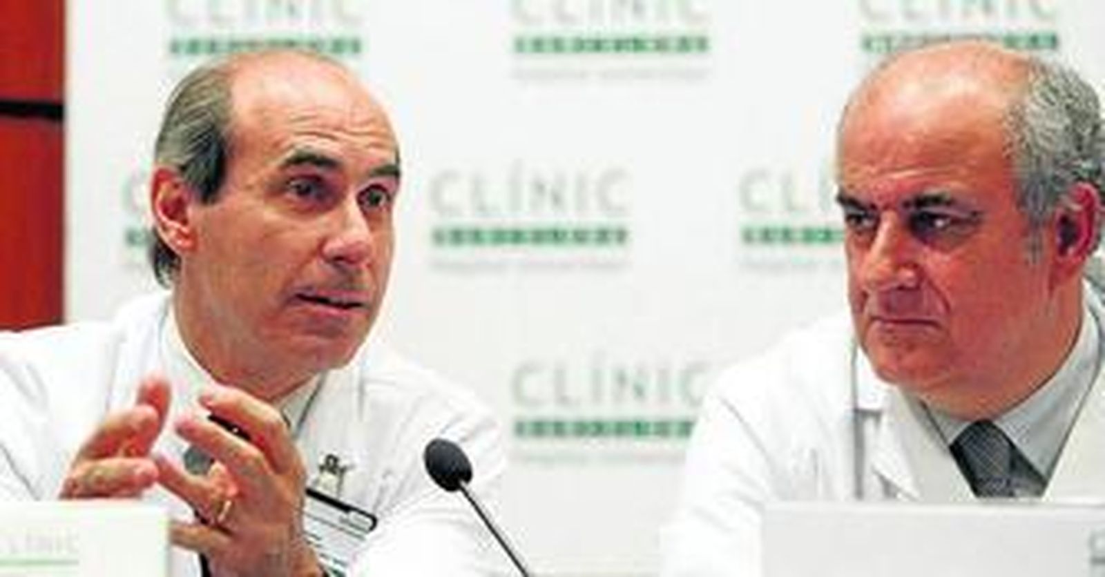 Los doctores Molins (izqda.) y Brugueda explican a los informadores los pormenores de la intervención realizada al Rey.