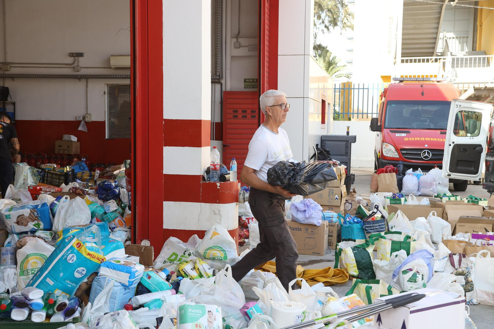 Donaciones en los parques de bomberos de Málaga para Valencia