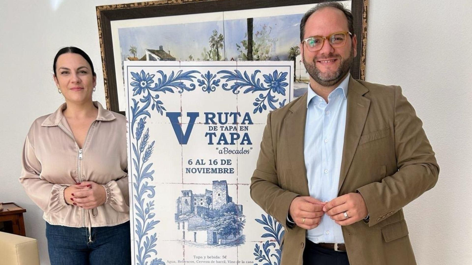 El alcalde Adrián Vaca y la concejala de Turismo, Marina Saraiba, presentan el cartelde la V Ruta de la Tapa "A Bocados", en Castellar.