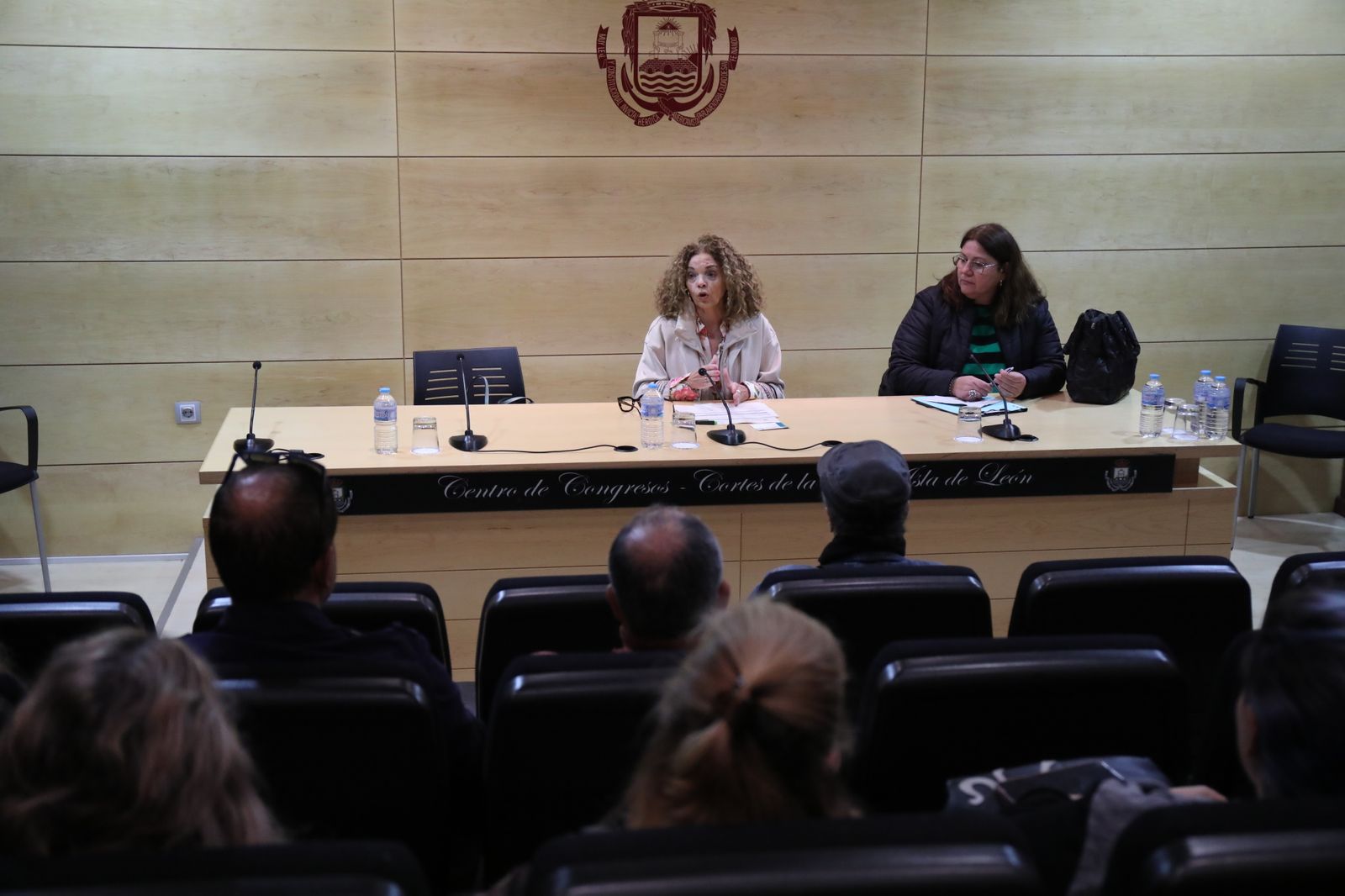 La concejala Mar Suárez (i.) en un encuentro con las personas que cuidan las colonias de gatos.