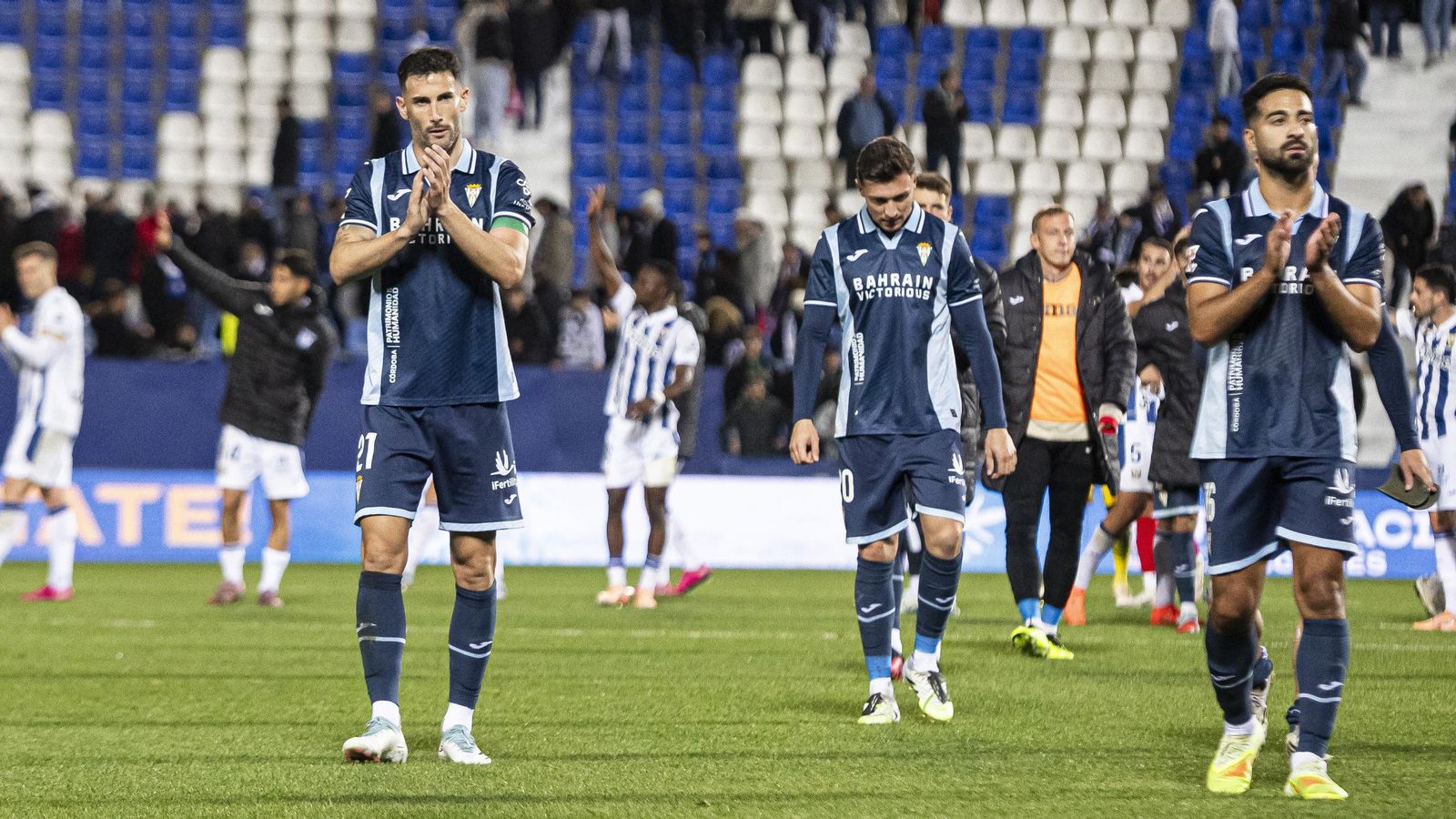 Los jugadores del Córdoba CF saludan a sus aficionados tras el partido en Butarque.
