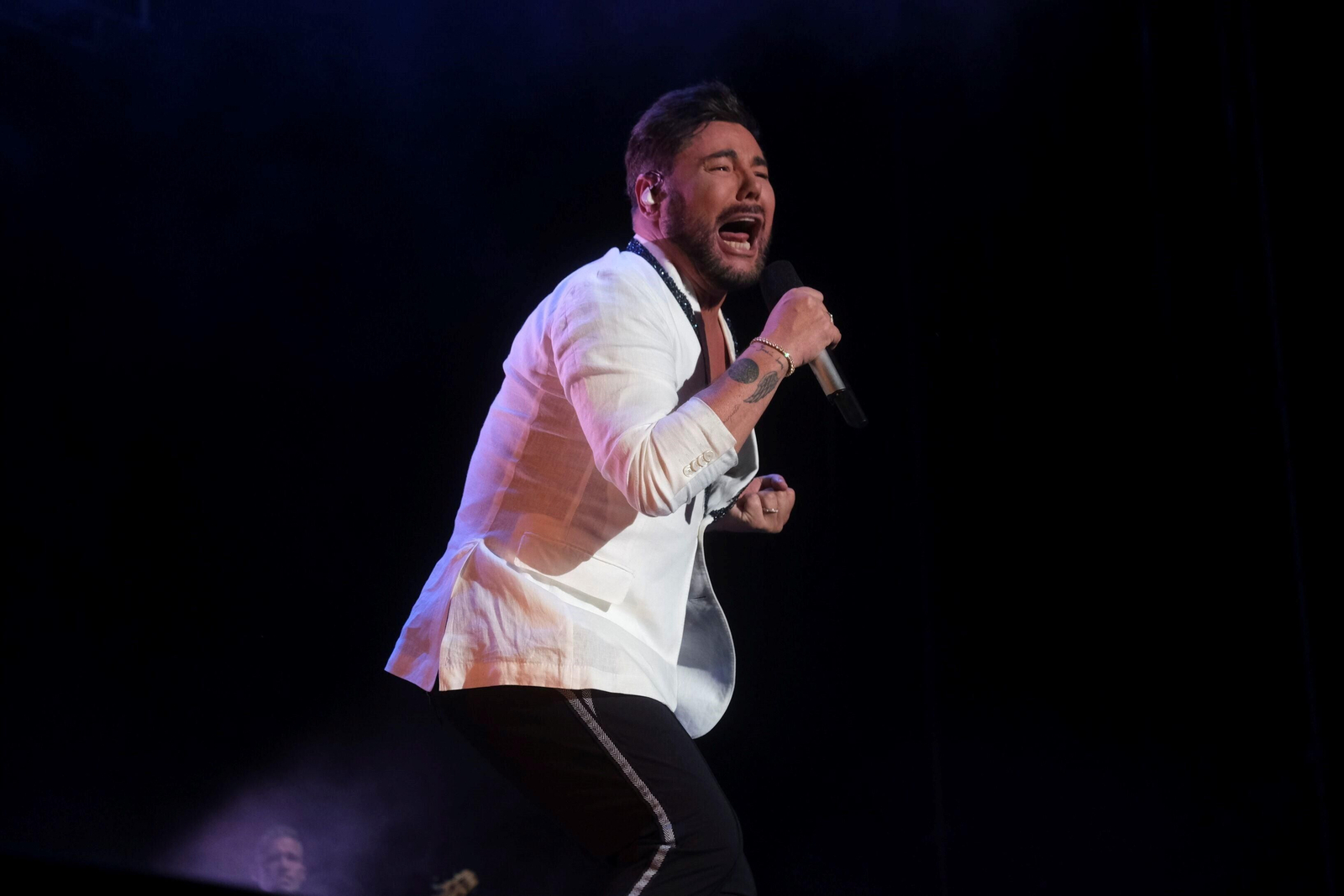 El concierto de Miguel Poveda en la plaza de toros de Córdoba, en fotografías