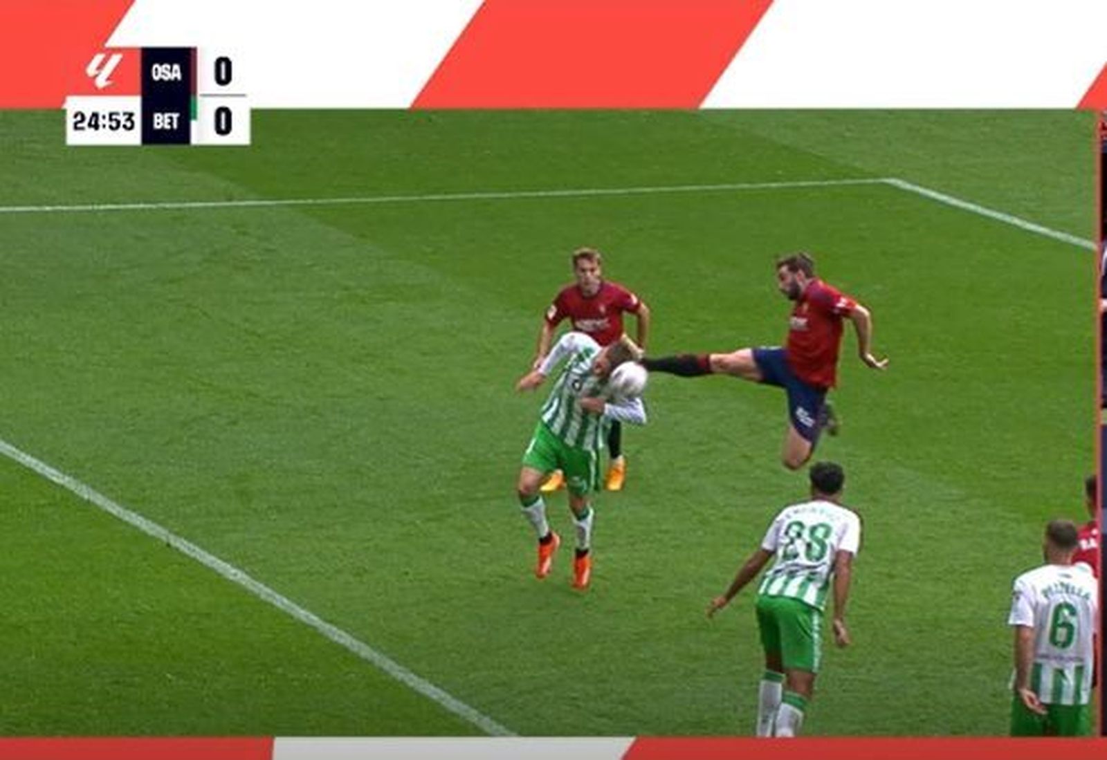 La patada de Moncayola a Miranda durante el Betis - Osasuna