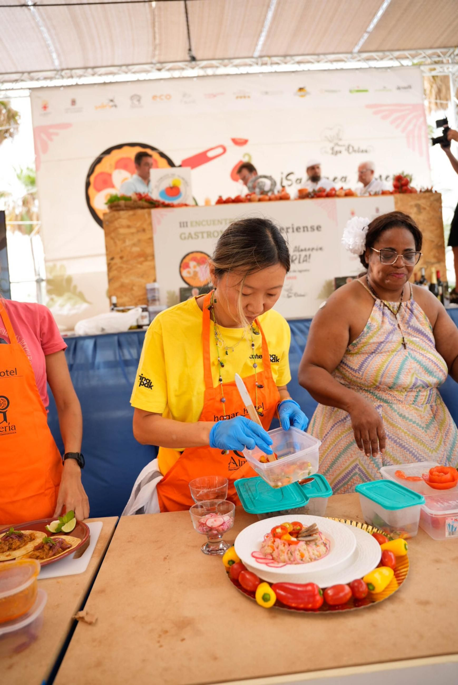 La Cofradía del Tomate y la semifinal del concurso gastronómico de la Feria de Almería, en imágenes