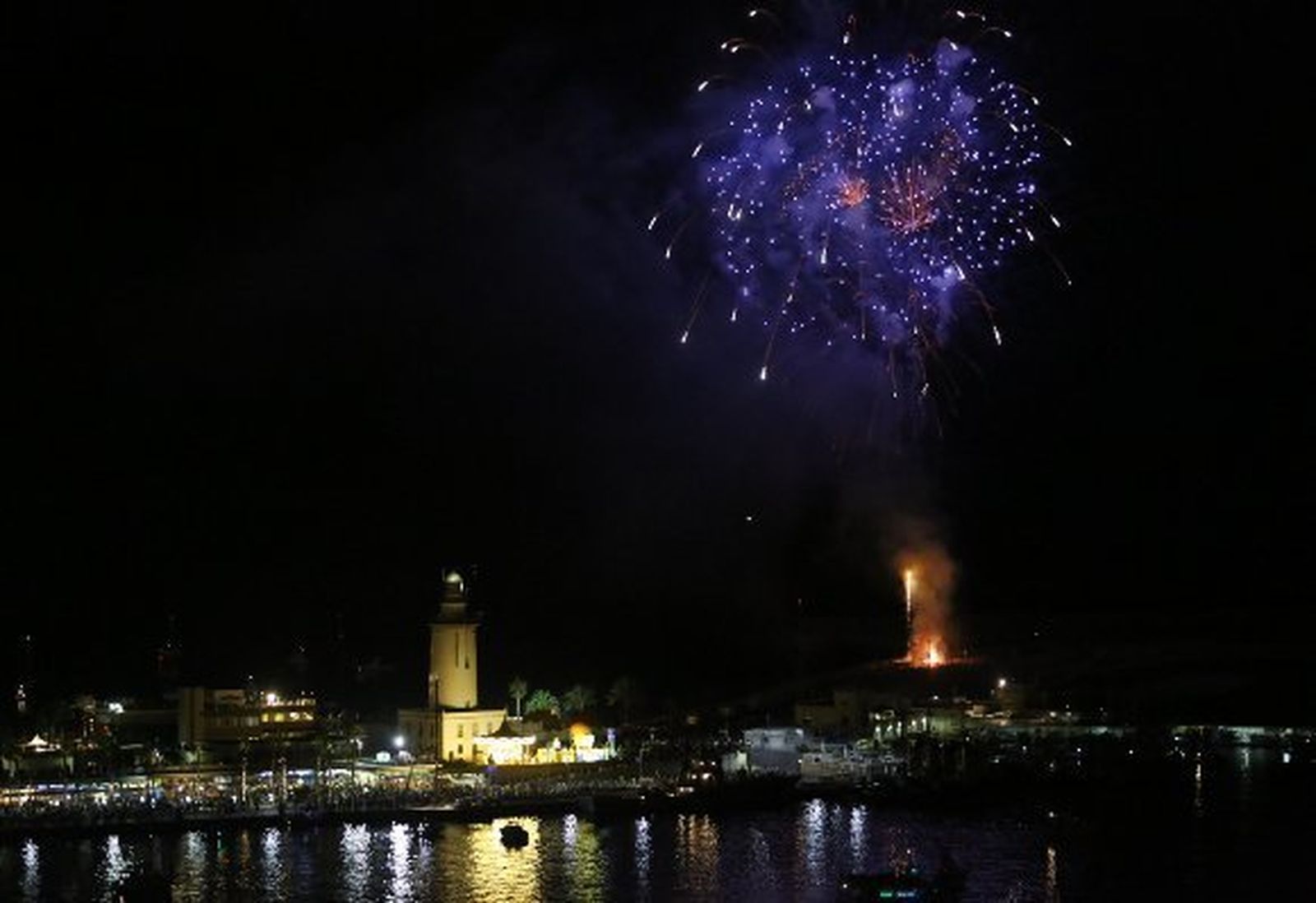 Los fuegos artificiales encienden la Feria de Málaga
