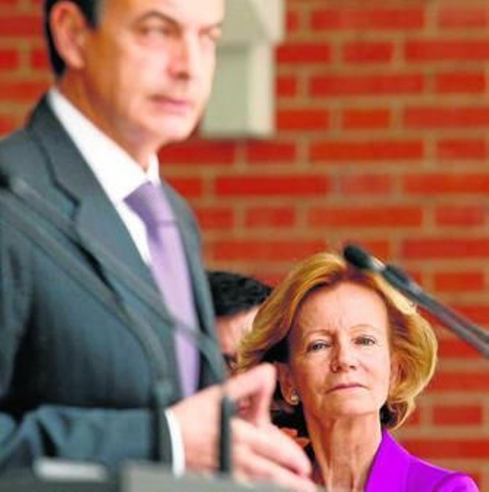 La ministra de Economía, Elena Salgado, escucha a José Luis Rodríguez Zapatero en un acto en La Moncloa.