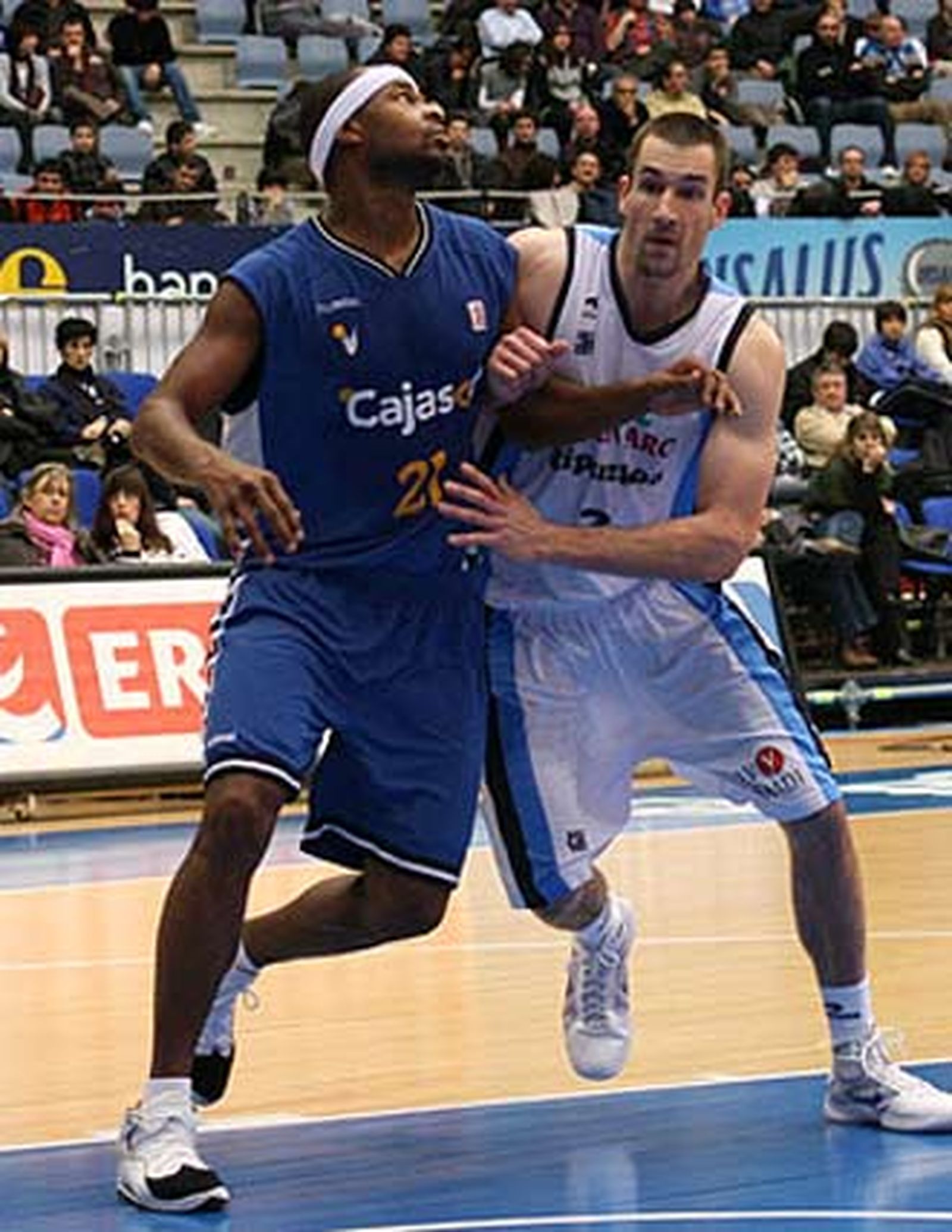 Andy Panko y Kirksay pelean pos la posición para el rebote.

Foto: L. García (ACB)