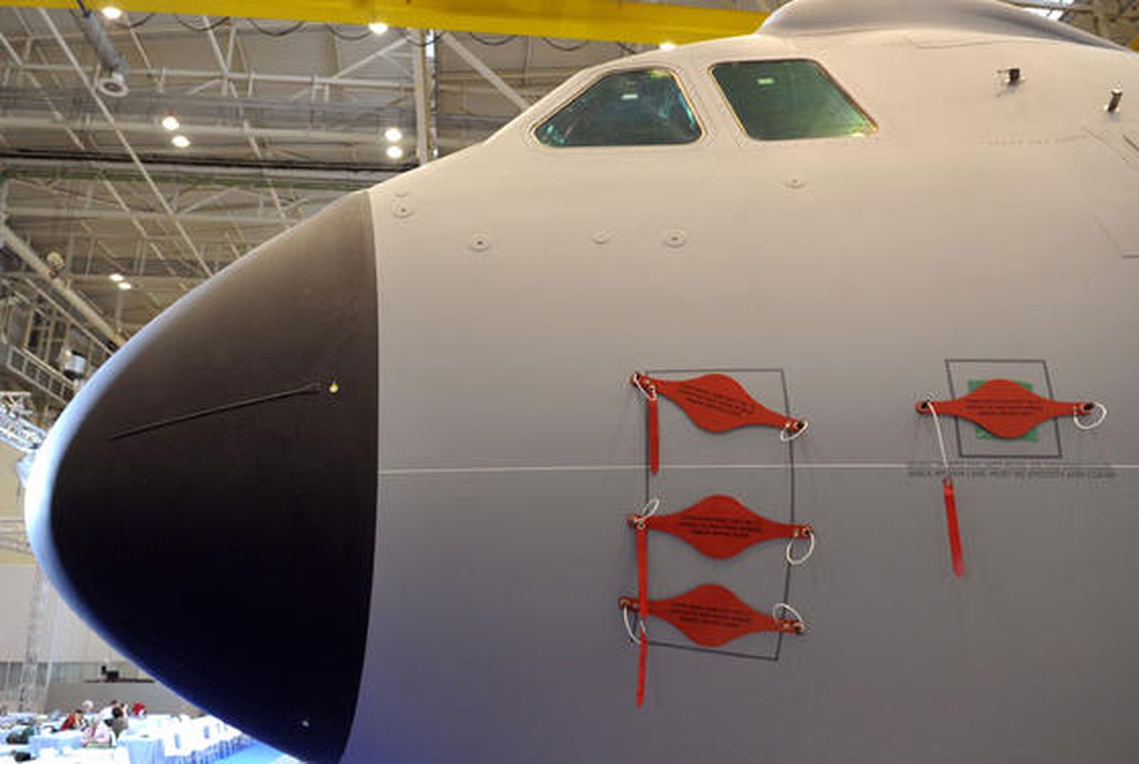 El presidente de EADS, Louis Gallois, acompañado del presidente de Airbus, Thomas Enders y el presidente de la división militar del fabricante europeo de aviones, Domingo Urena-Raso, ha fijado el 31 de enero de 2010 como fecha final para las negociaciones con los gobiernos europeos.

Foto: Agencias/ Jose Ángel García