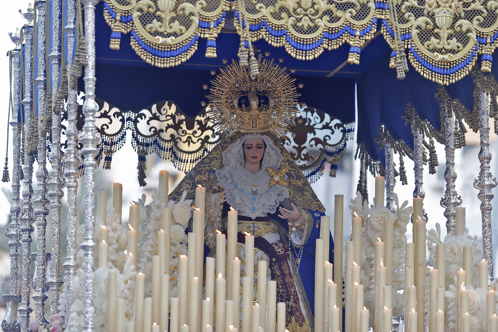 La Hermandad de la Sagrada Lanzada hace su estación de penitencia por las calles de Huelva