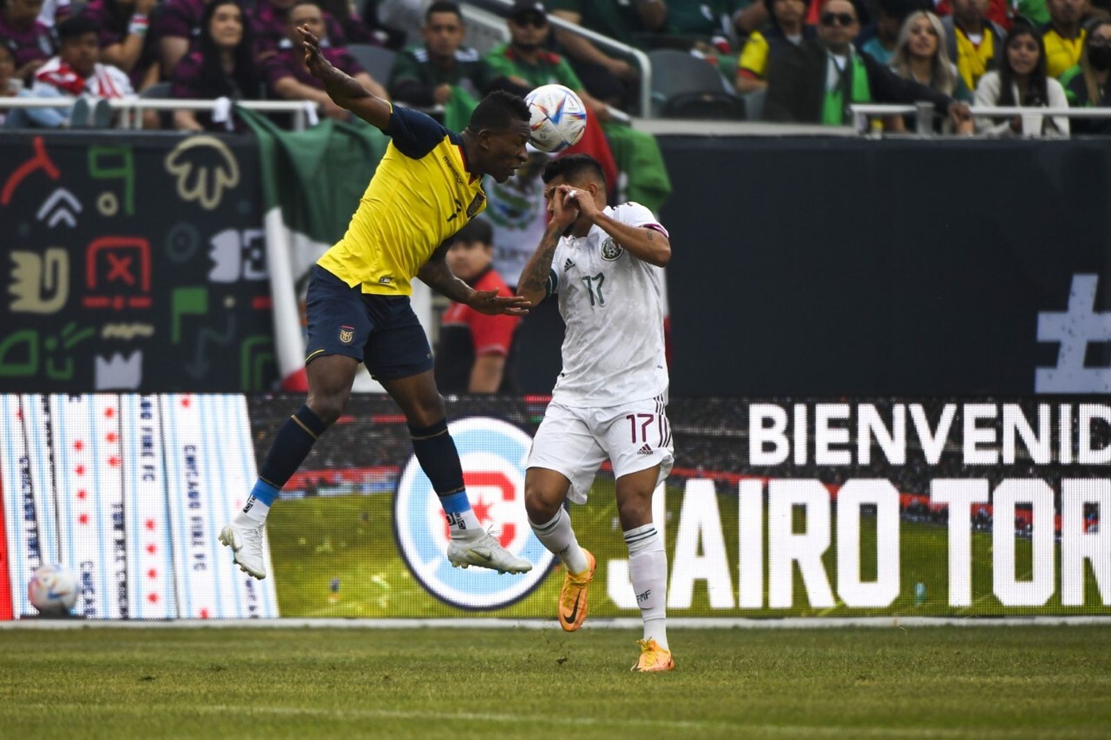 Tecatito Corona disputa un balón con Pervis Estupiñán.