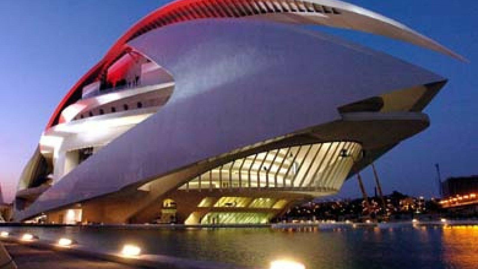 La reina Sofia inaugura el Palacio de las Artes en la capital valenciana en 2005.