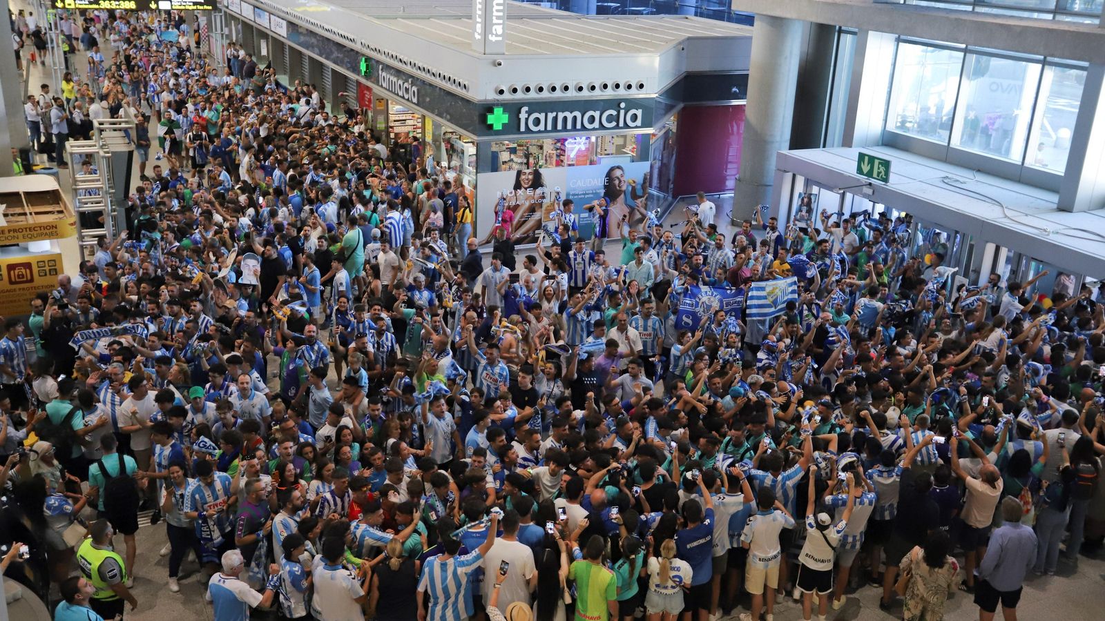 Las fotos de la afición despidiendo al Málaga en el aeropuerto antes de ir a Tarragona