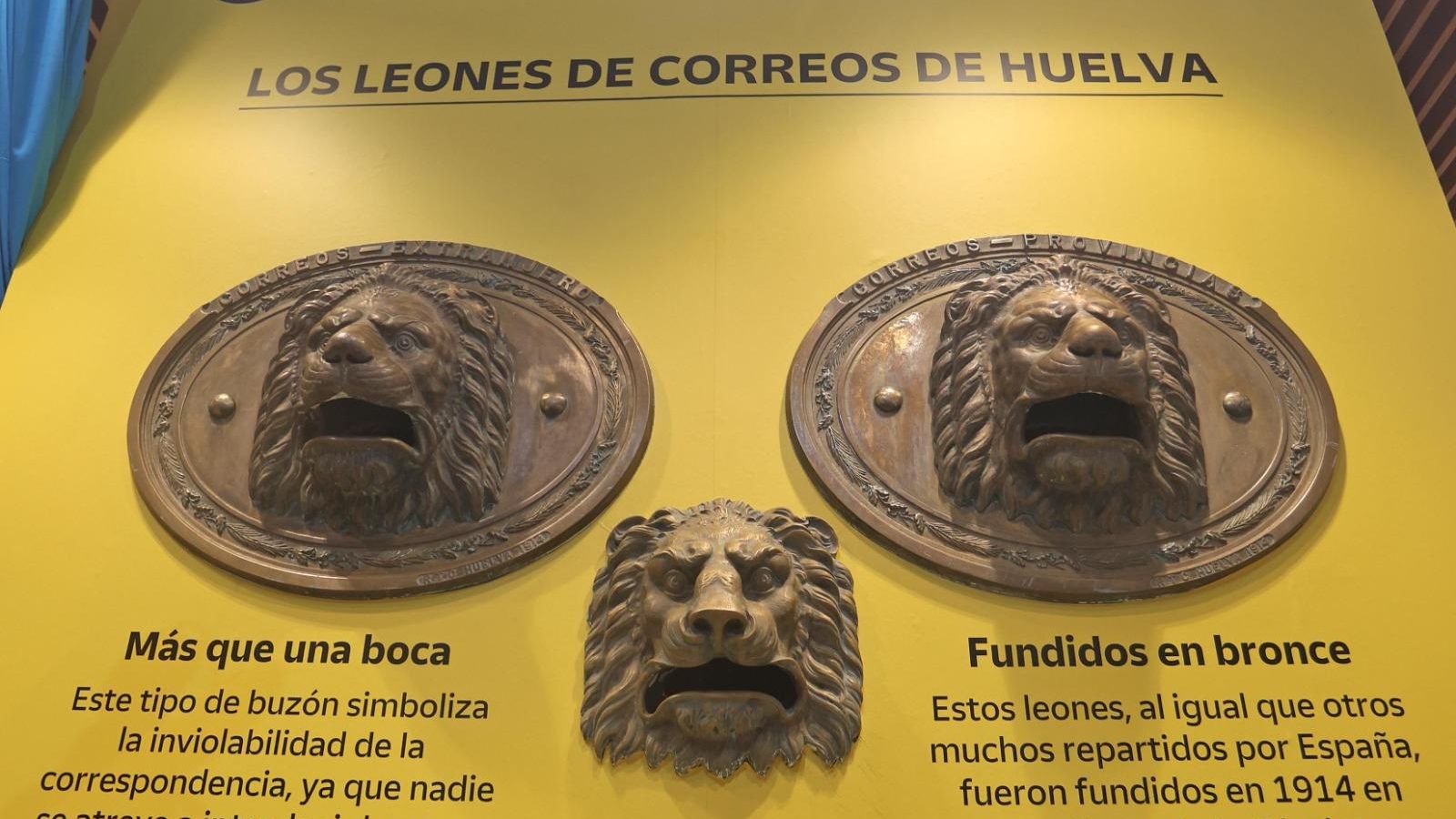 Leones expuestos en la Oficina de Correos.