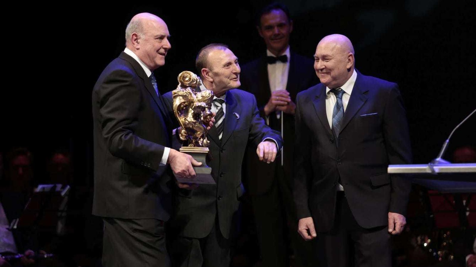 Los Hermanos Delgado con el galardón.