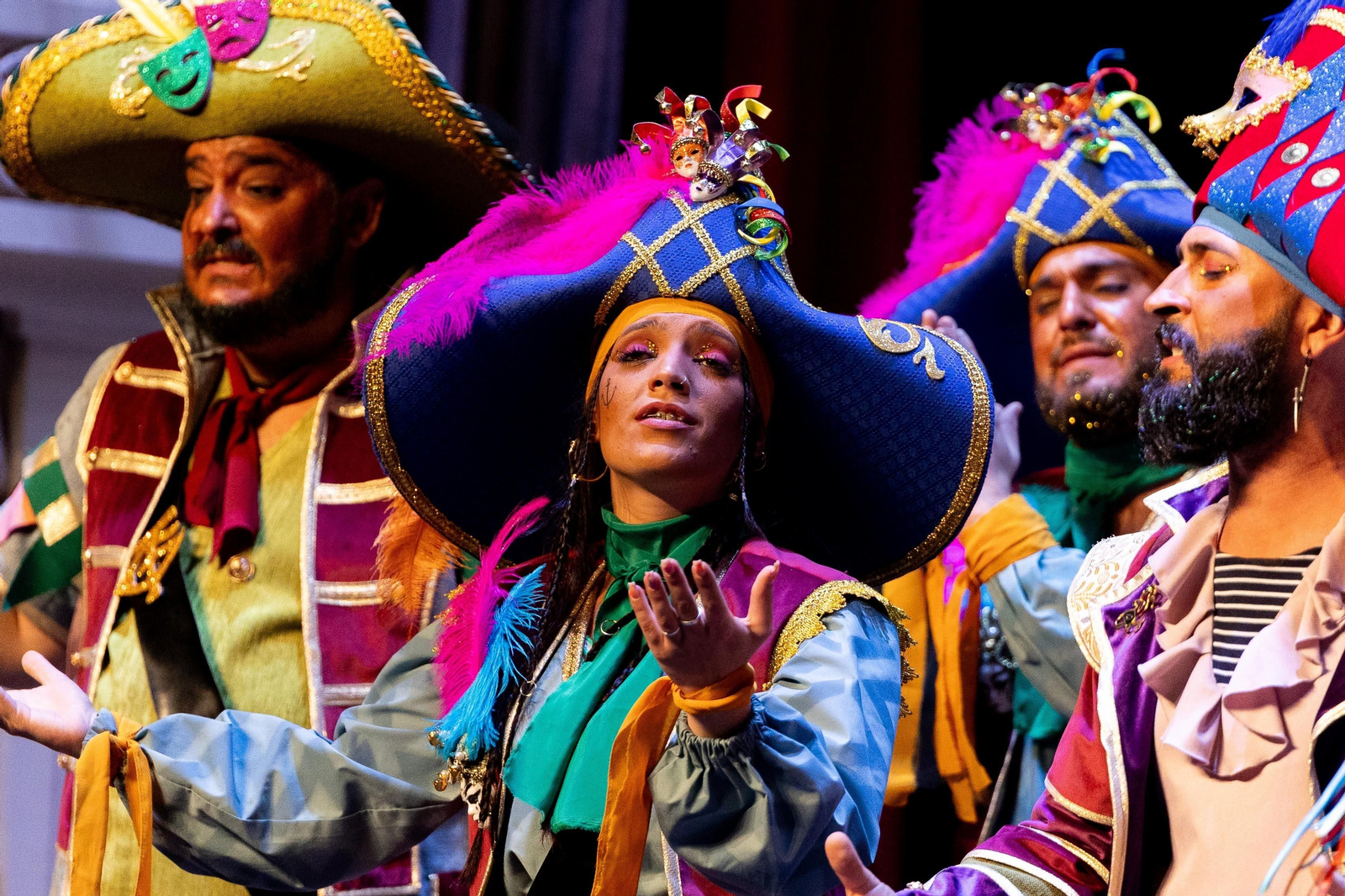 Imágenes de la actuación de la comparsa de Huelva "La Colombina" en el Carnaval Colombino