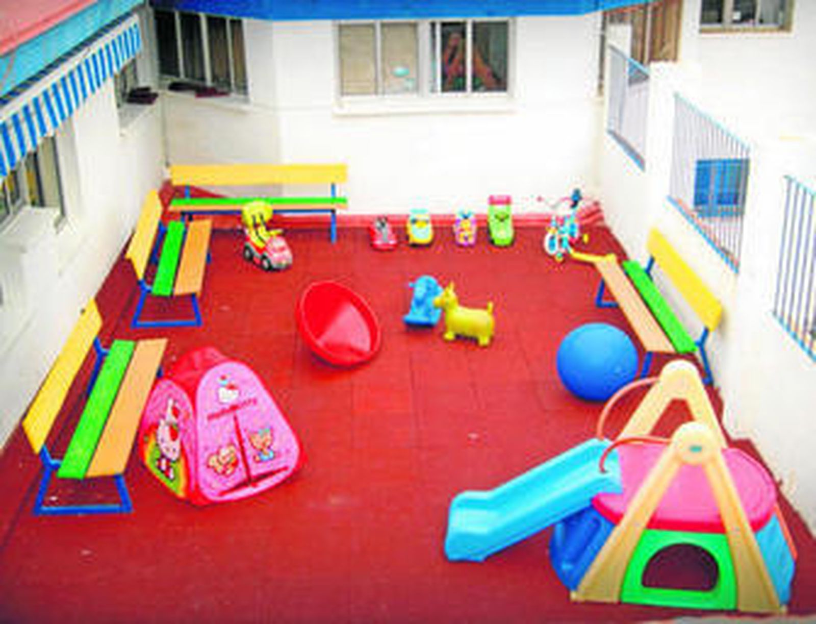 Imagen del patio de los niños más pequeños del colegio Afanas Cádiz, situado en la barriada de La Paz.