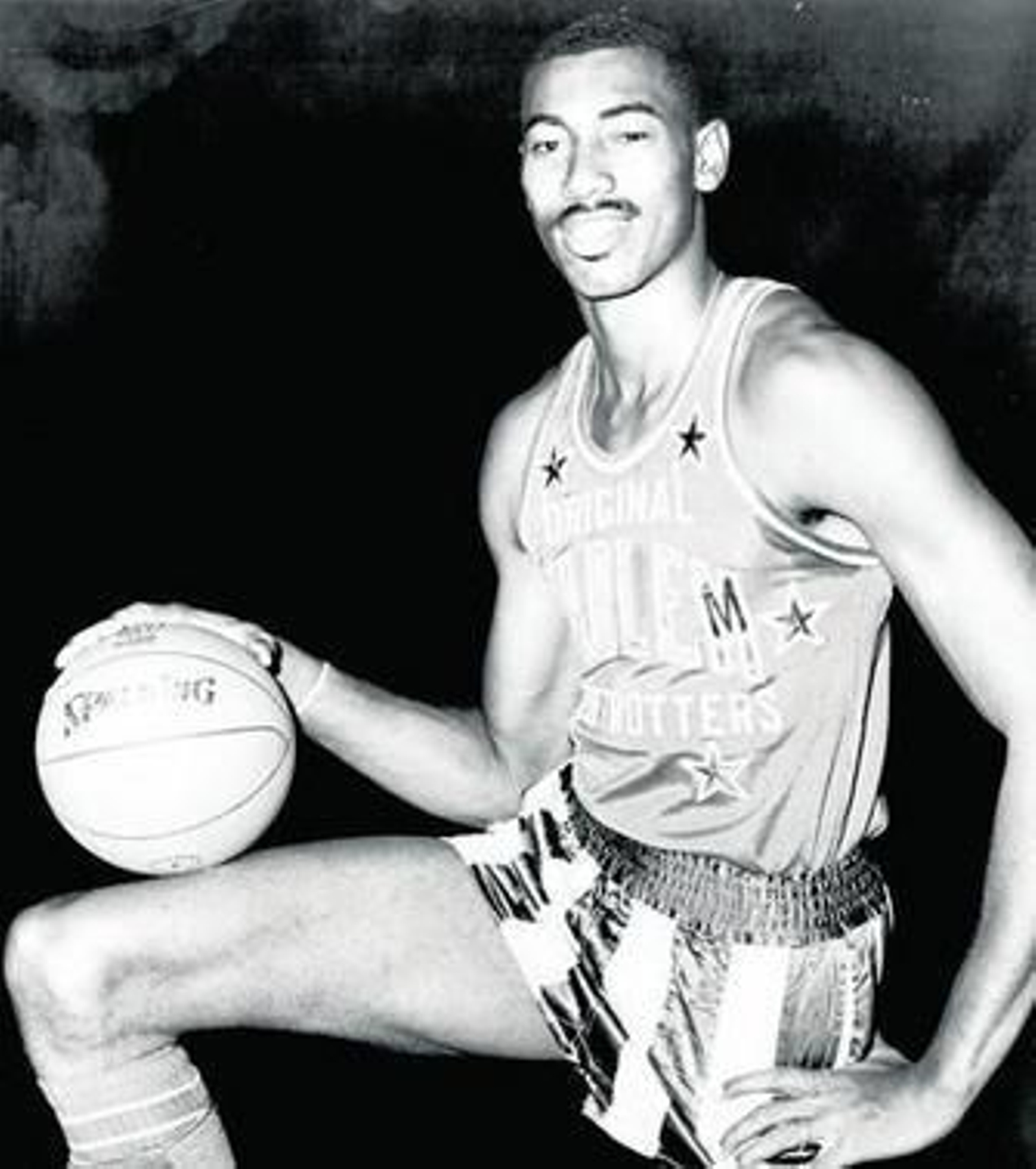 Chamberlain posa con el uniforme de los Harlem Globetrotters, con los que jugó de base. Chamberlain posa con el uniforme de los Harlem Globetrotters, con los que jugó de base.