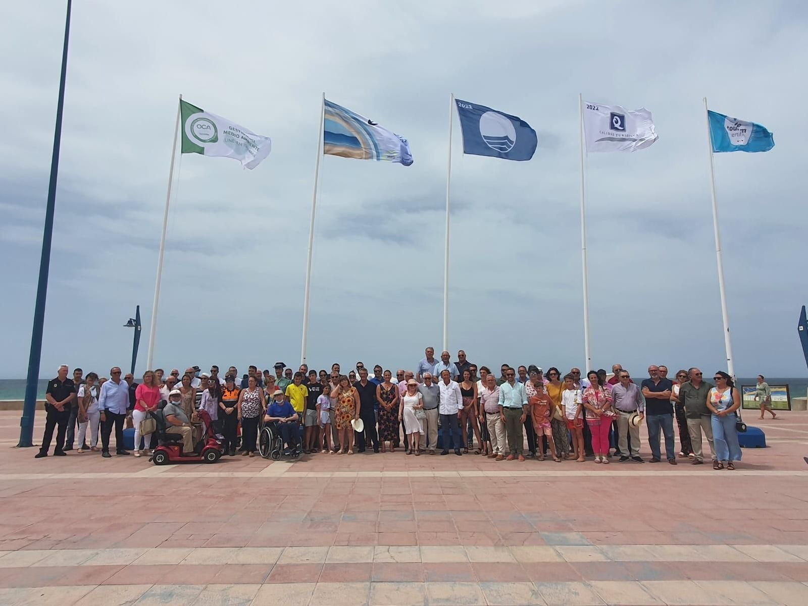 La playa de La Barrosa, con todas las banderas que certifican su calidad turística.