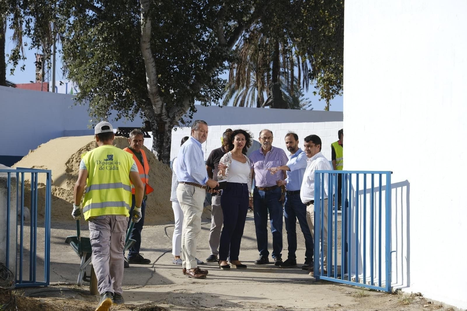 Una reciente visita municipal a las obras que se están ejecutando en el colegio sanluqueño de El Palmar con cargo al PFEA.