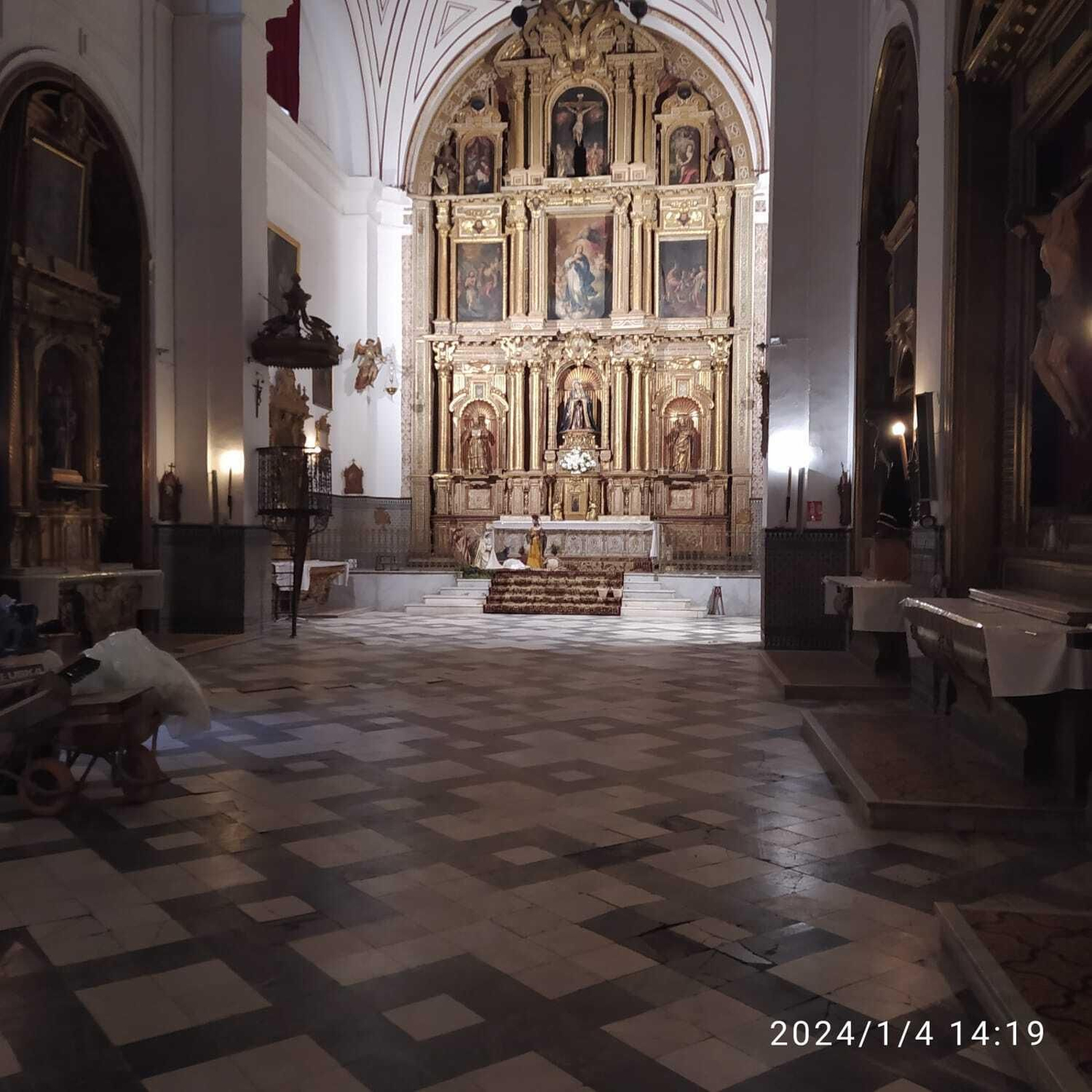 La iglesia de Santa Isabel ya desalojada para la reparación de la solería.