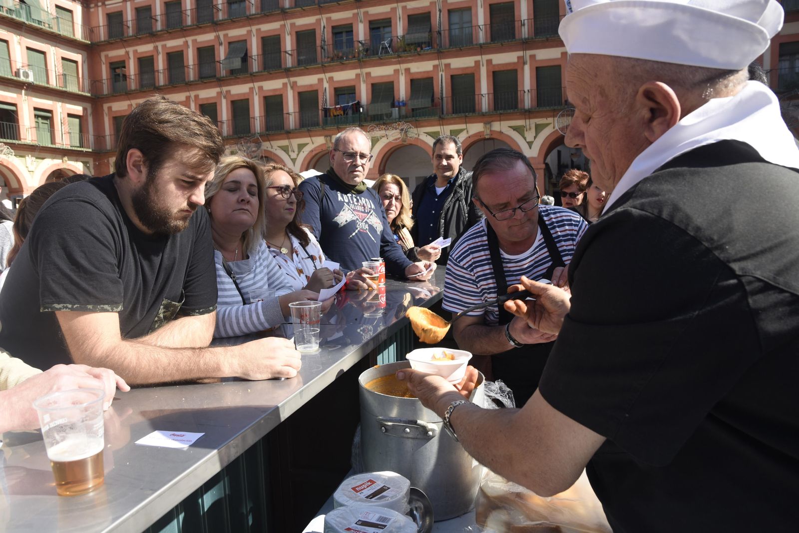 José Ramón López ‘Maño’ sirve una raciones de salmorejo.