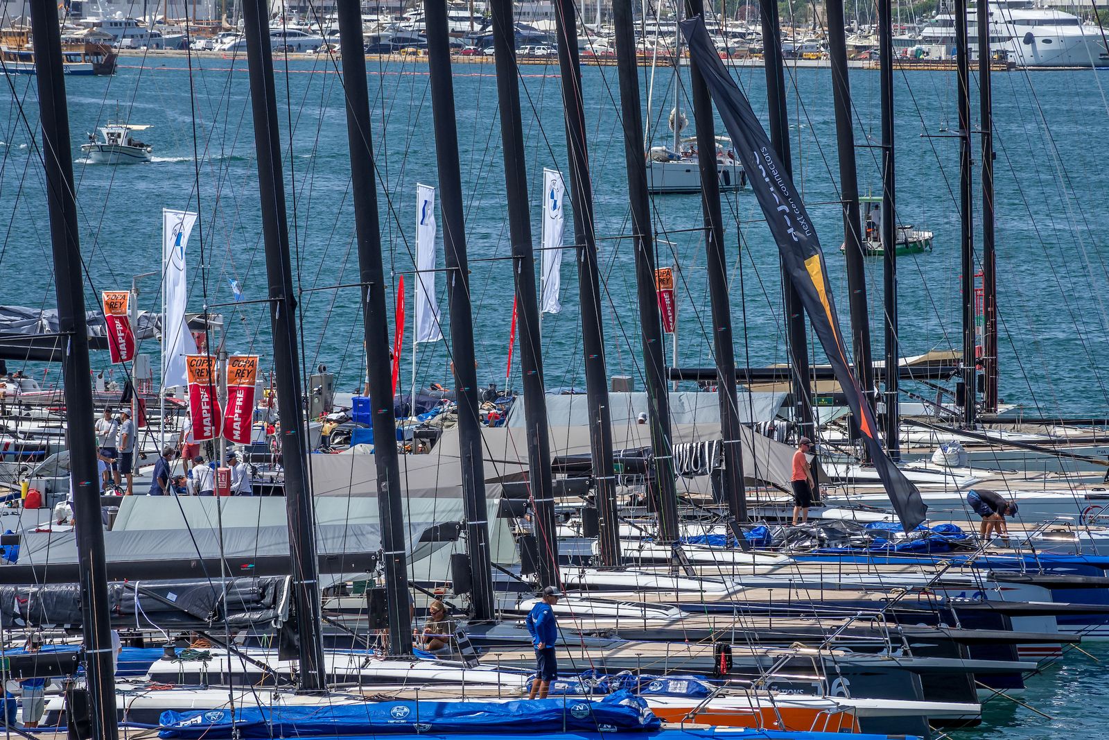 Los participantes ponen a puntos sus embarcaciones.