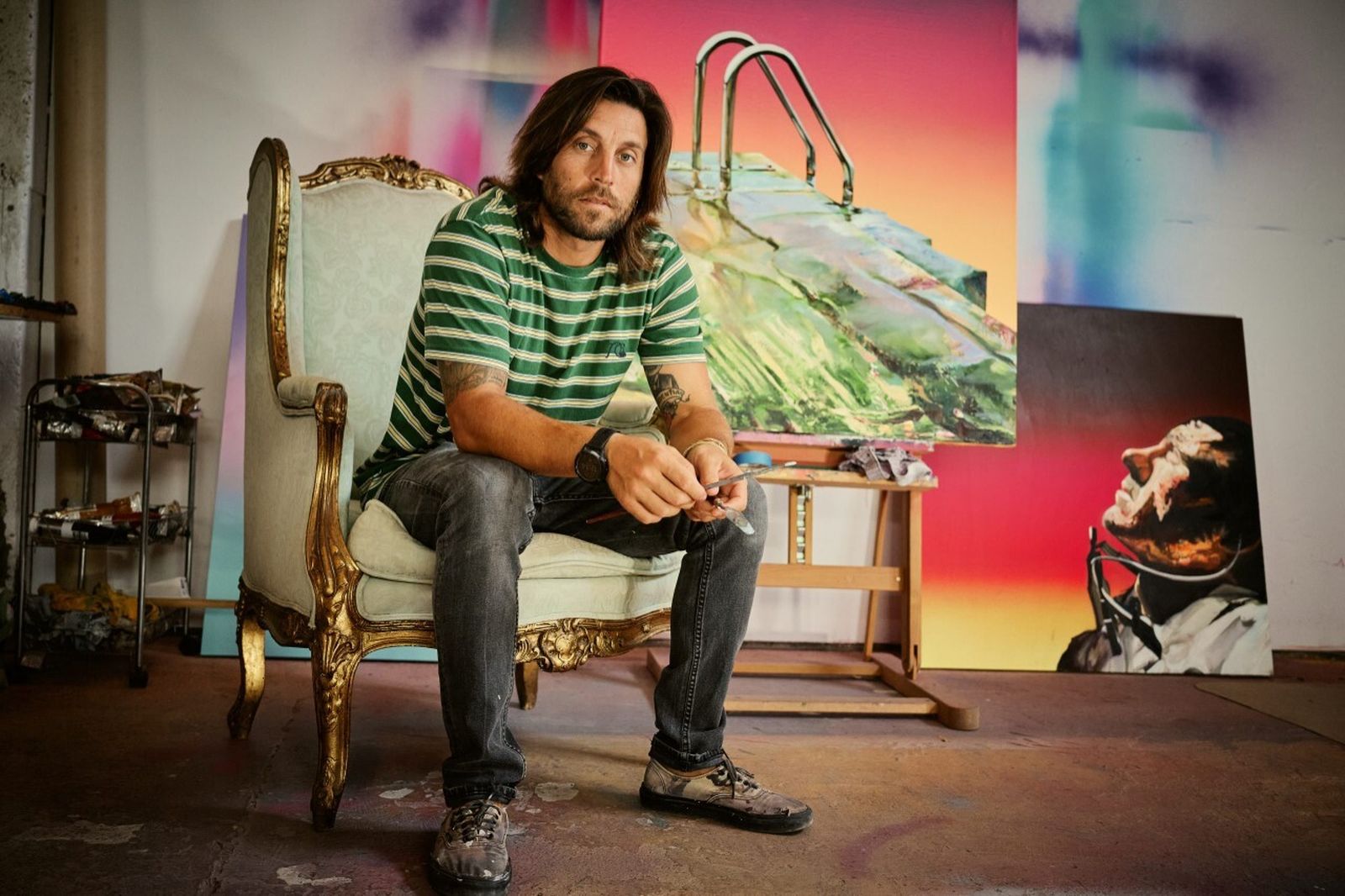 Jaime Velázquez junto a algunas de sus obras.