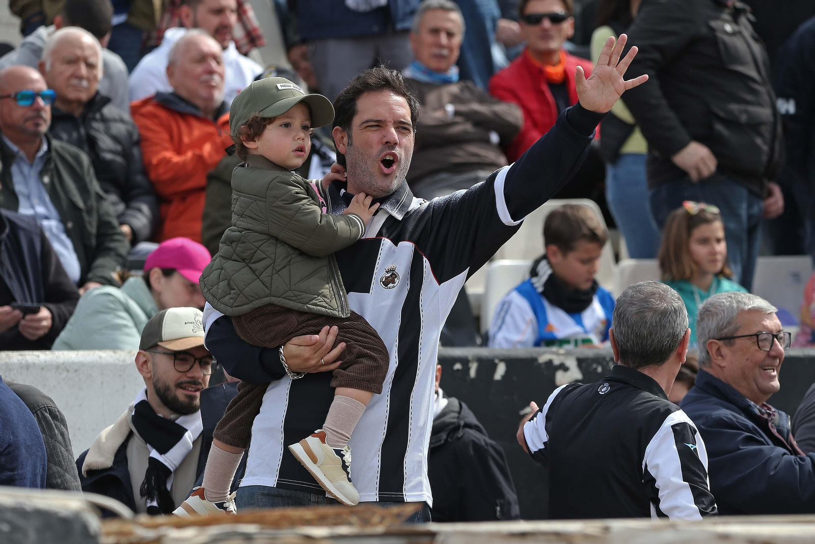 Fotos de la afición durante el Balona - Deportivo de La Coruña en el estadio municipal de La Línea