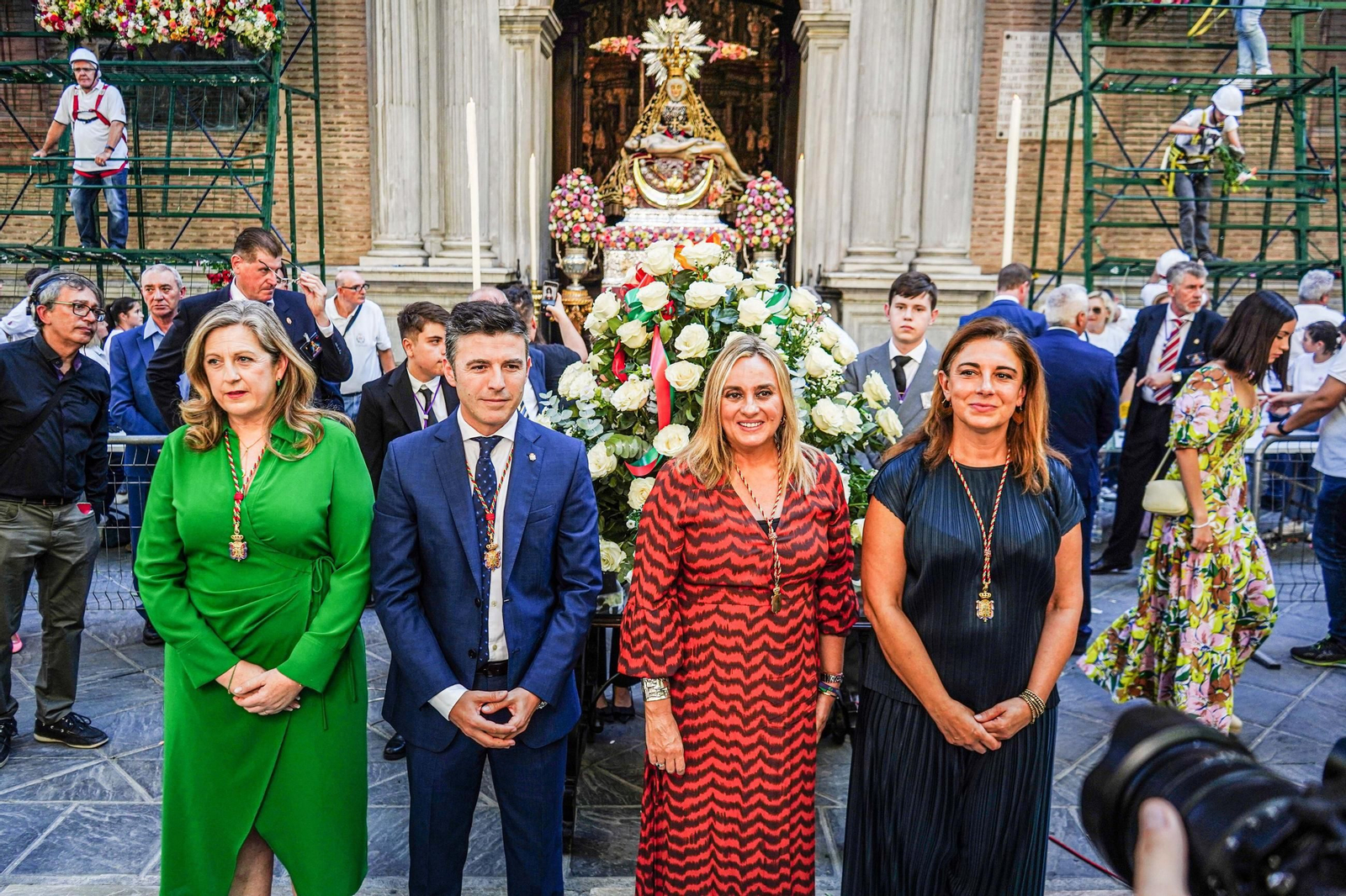 La ofrenda floral a la Virgen de las Angustias, patrona de Granada, en imágenes
