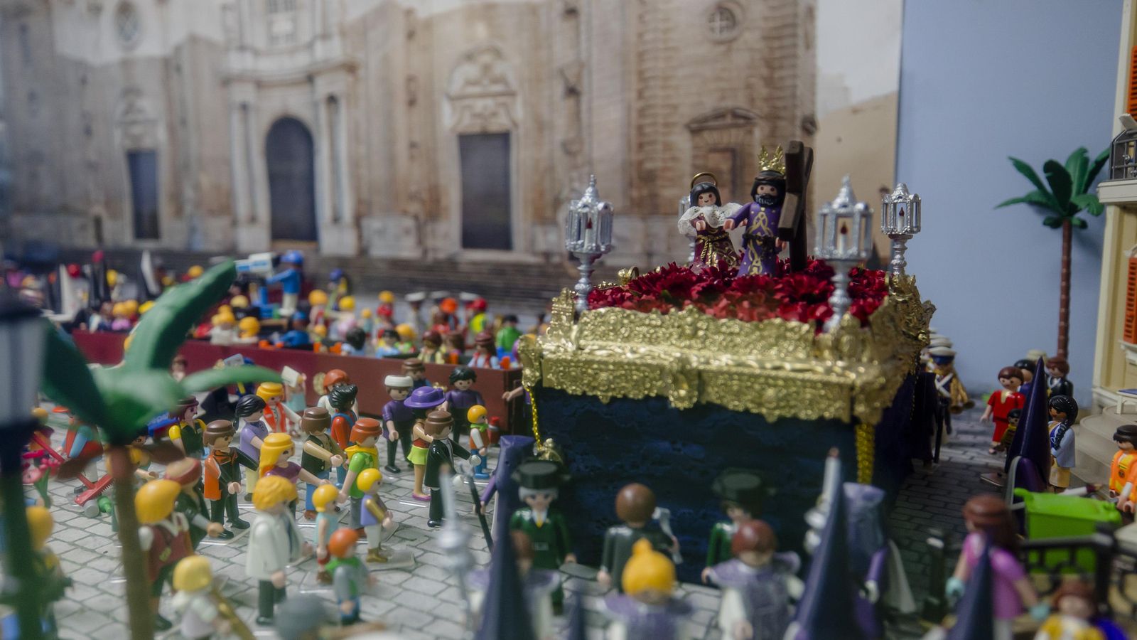 El paso del Nazareno en la plaza de la Catedral (representada por una foto).